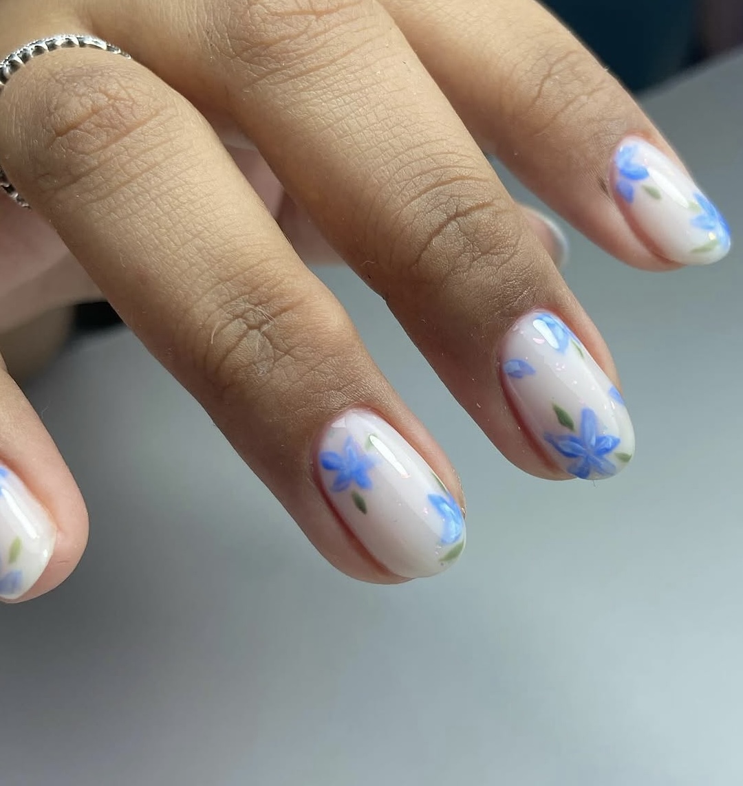 Nail art floreale azzurra
