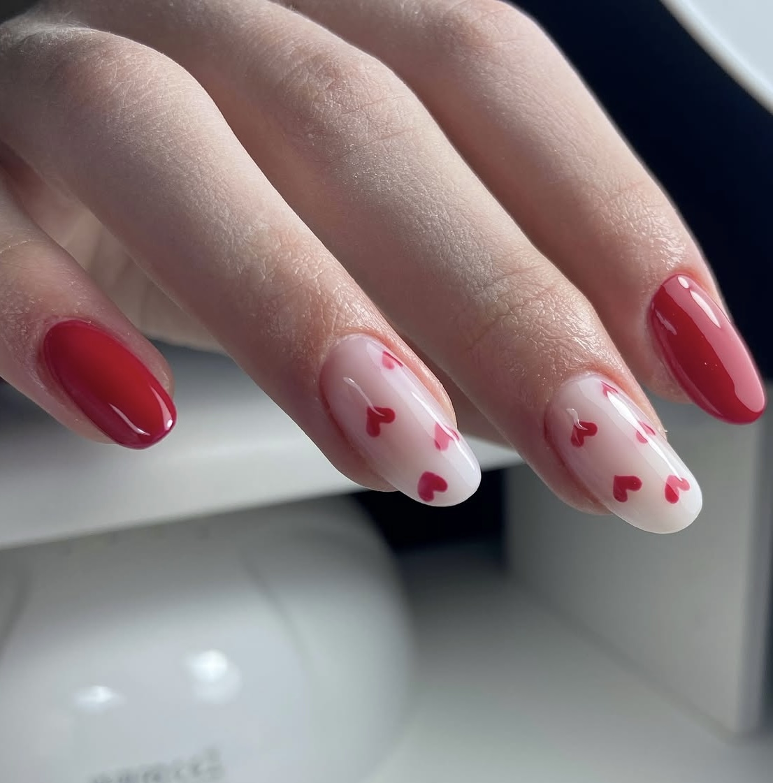 Manicure rossa con cuori