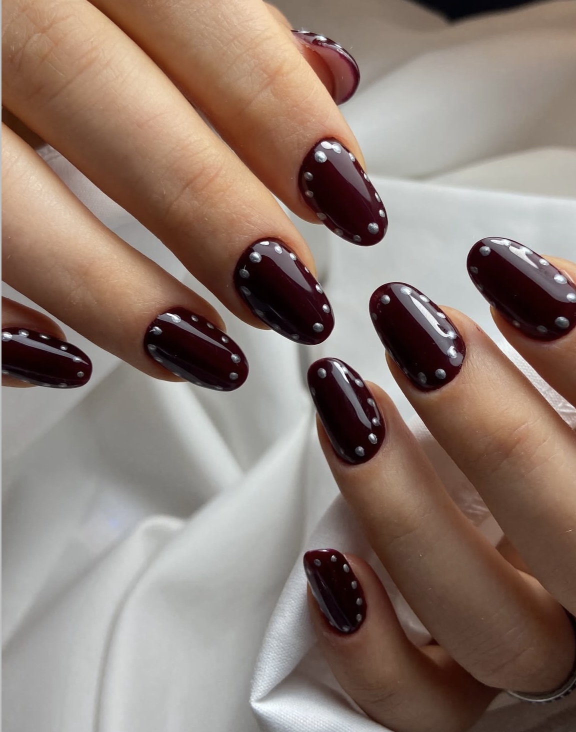 Nail art bordeaux con dettagli argento