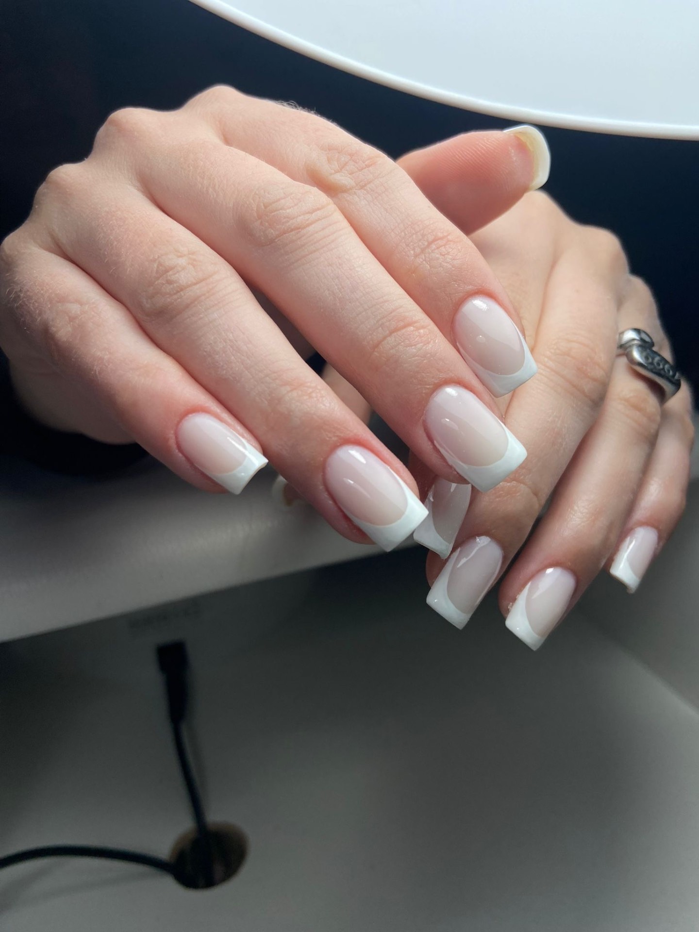 French manicure bianca su forma squadrata